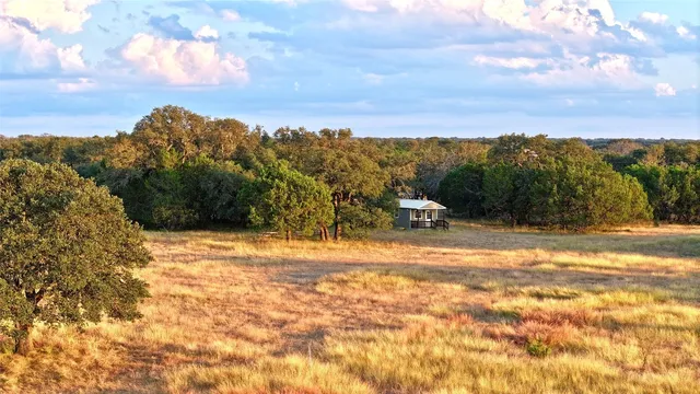 a view of a yard with a house