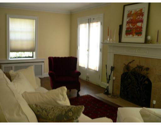 908 Wellesley Road Highland Park, PA 15206 - Photo 3 of 8 Living Room.