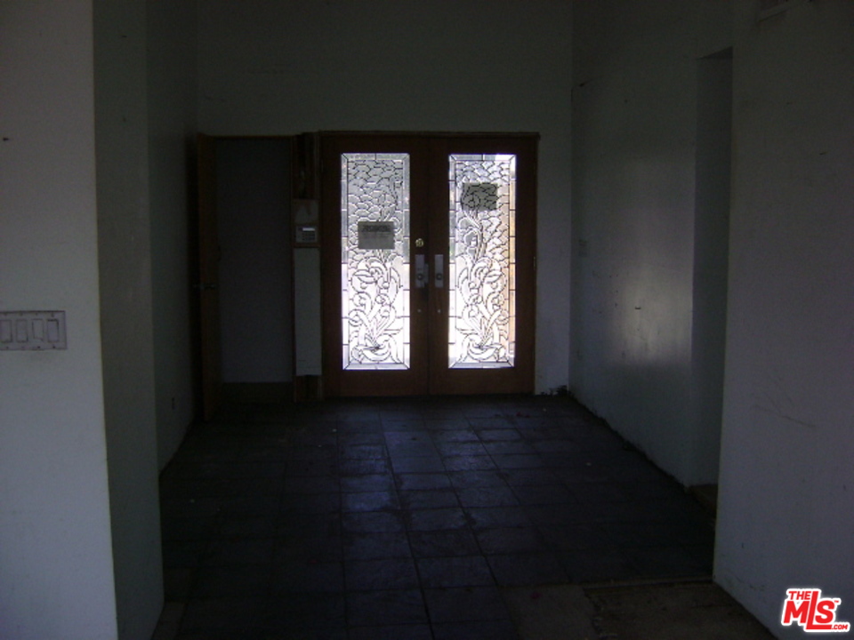8401 Wyndham Road Los Angeles, CA 90046 - Photo 2 of 36