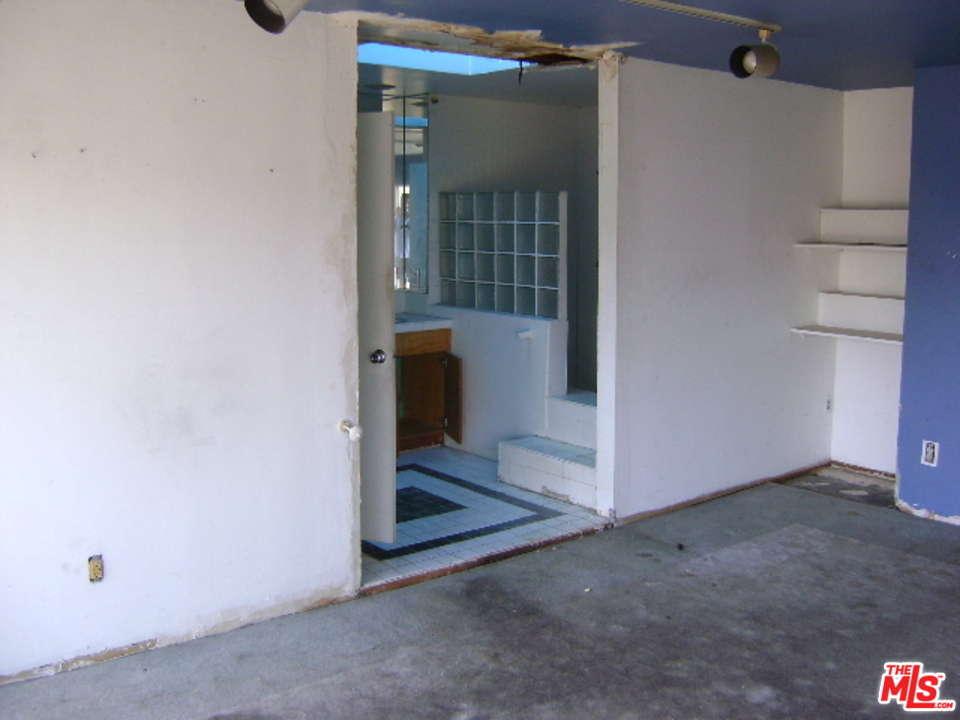 8401 Wyndham Road Los Angeles, CA 90046 - Photo 12 of 36