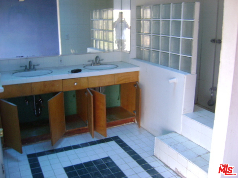 8401 Wyndham Road Los Angeles, CA 90046 - Photo 14 of 36