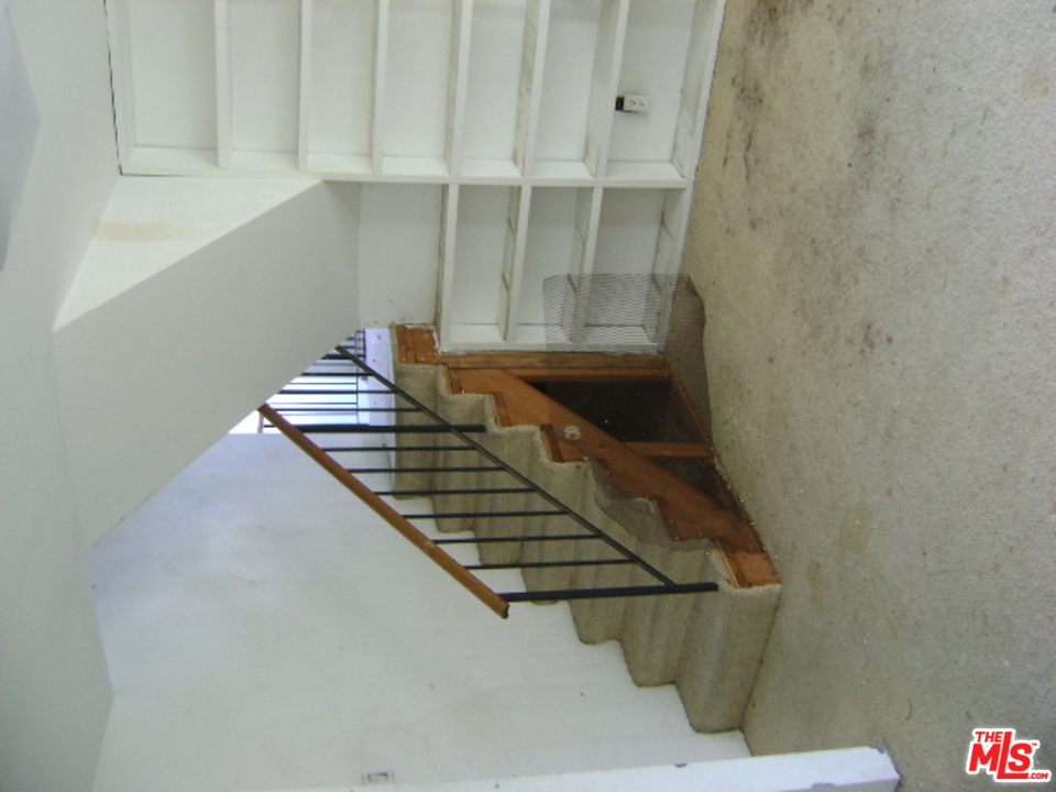 8401 Wyndham Road Los Angeles, CA 90046 - Photo 26 of 36