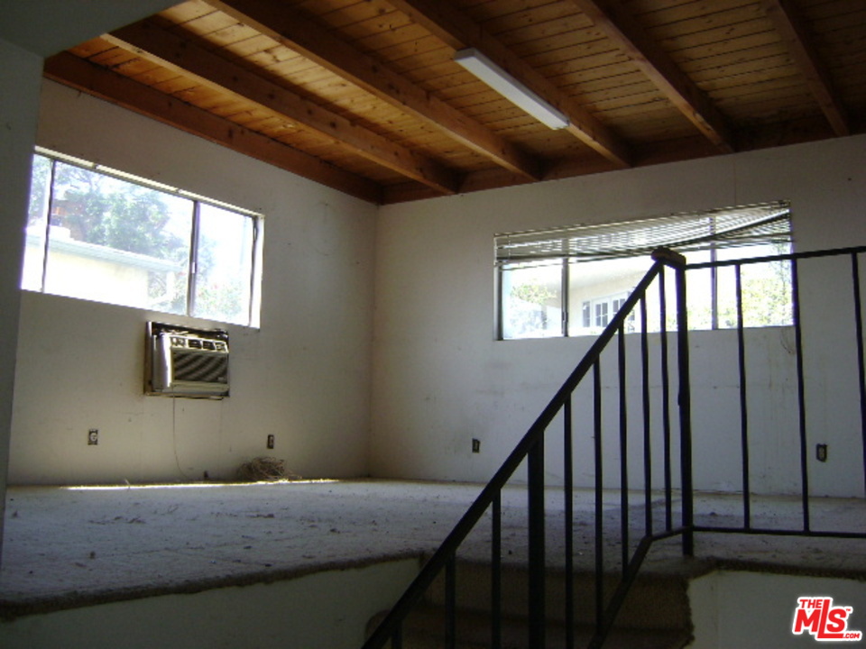 8401 Wyndham Road Los Angeles, CA 90046 - Photo 4 of 36