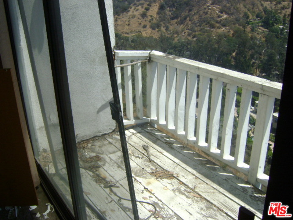 8401 Wyndham Road Los Angeles, CA 90046 - Photo 32 of 36