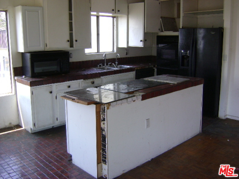 8401 Wyndham Road Los Angeles, CA 90046 - Photo 7 of 36
