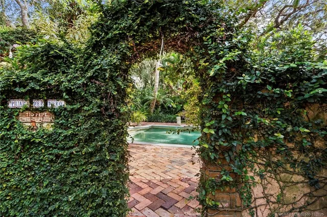 a view of yard with green space