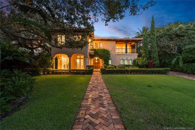 a view of a yard with plants