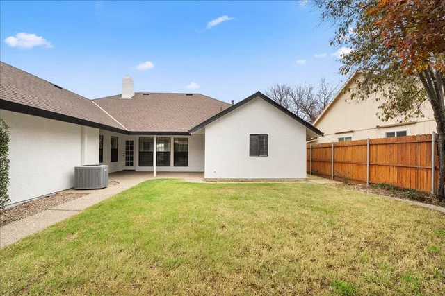 a view of a house with backyard and garden