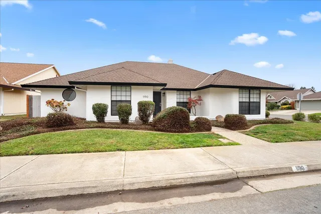 a view of a house with a yard