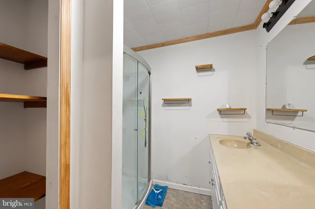 $305,000 | 6 North Railroad Avenue, Wyoming, DE 19934