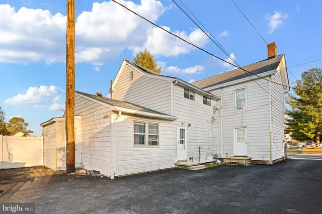 $305,000 | 6 North Railroad Avenue, Wyoming, DE 19934