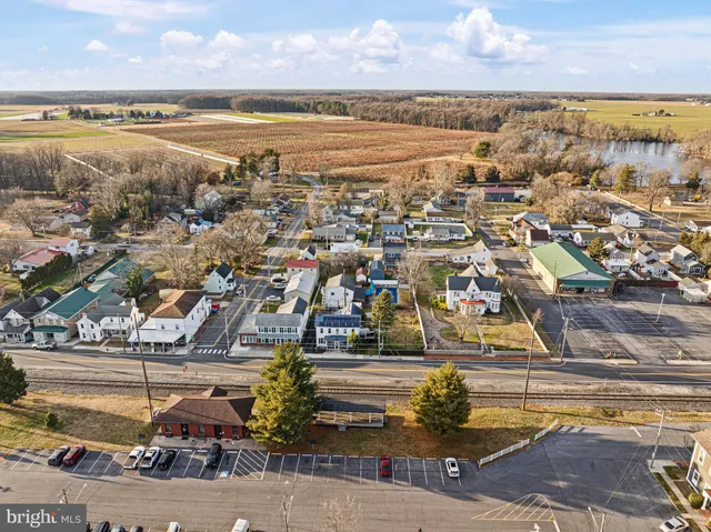 $305,000 | 6 North Railroad Avenue, Wyoming, DE 19934