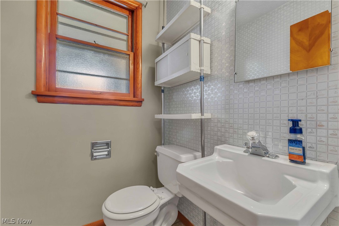 5500 North Ridge Road Madison, OH 44057 - Photo 13 of 49 Half bathroom Main Level