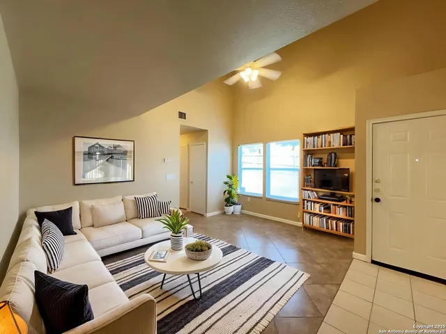 $1,095 | 8025 Maverick Climb, San Antonio, TX 78250