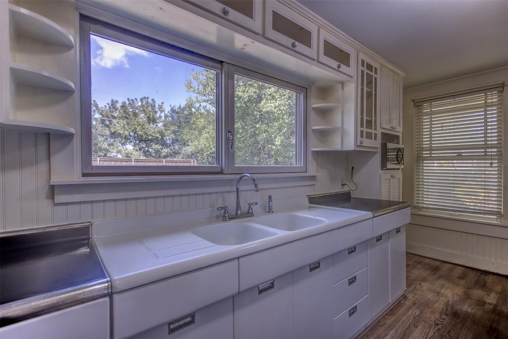 2220 West Rosedale Street South Fort Worth, TX 76110 - Photo 19 of 33 a bathroom with a sink and a window