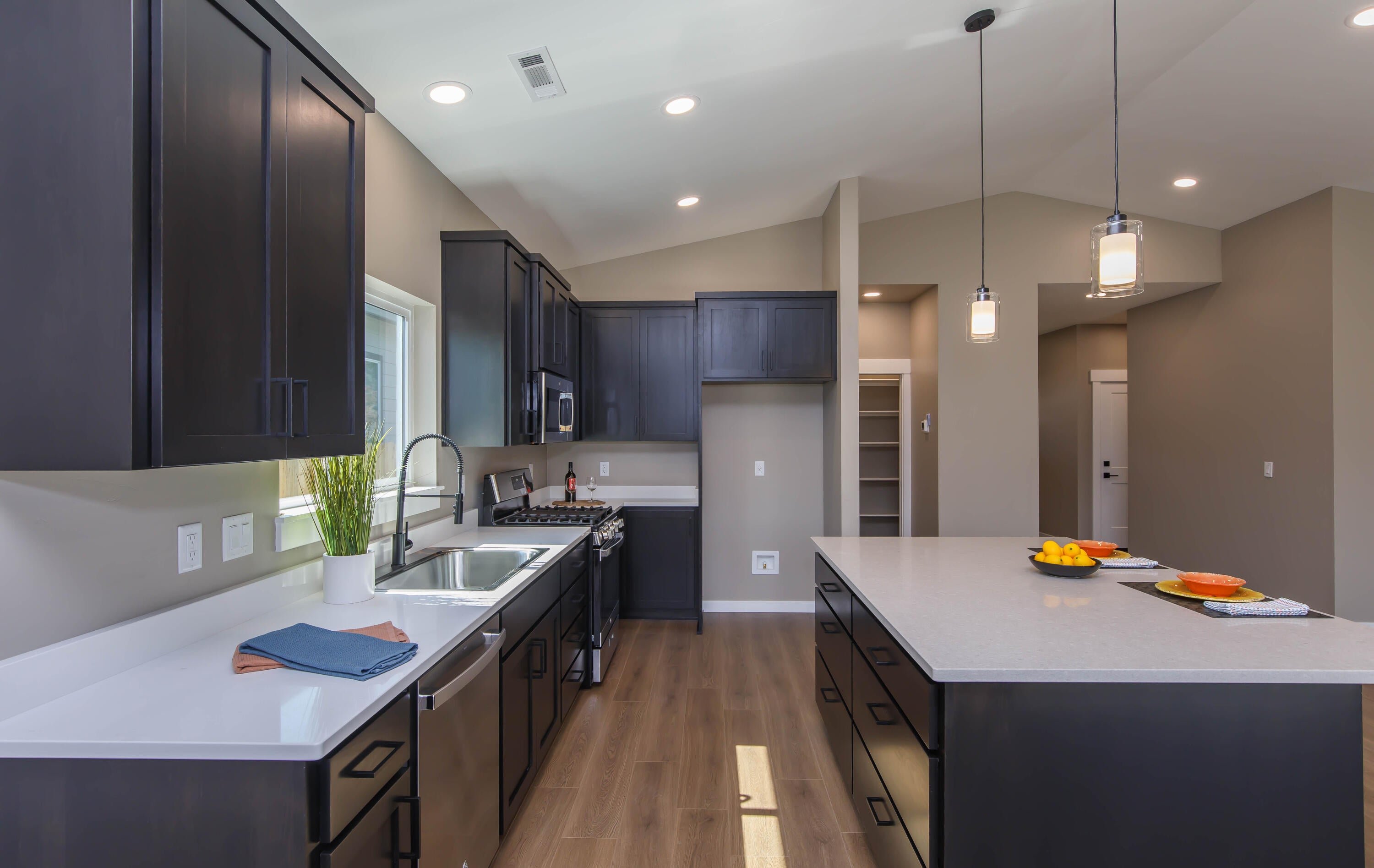 258 Christopher Way Talent, OR 97540 - Photo 7 of 33 7