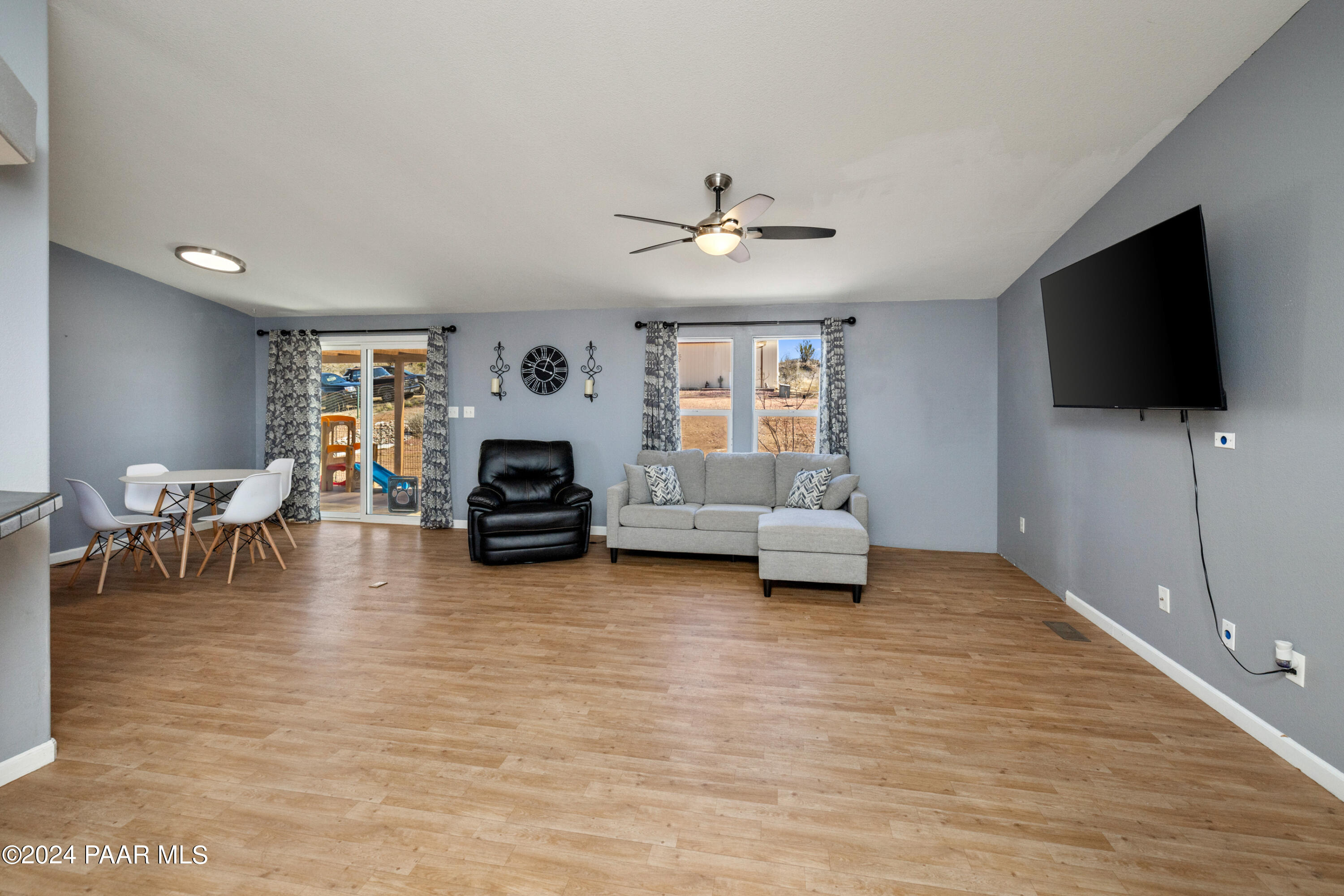 004_Living Room