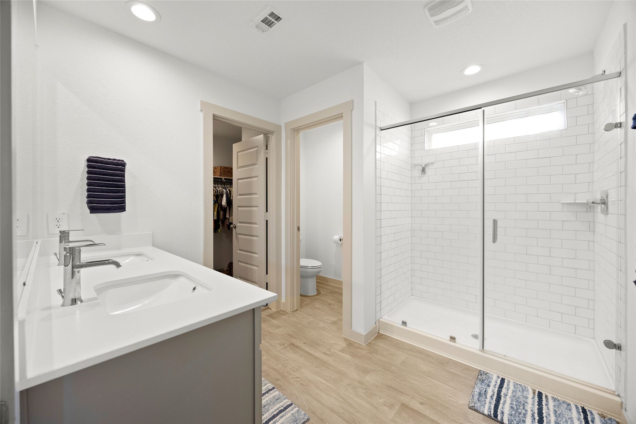 1134 Della Lane Rosharon, TX 77583 - Photo 17 of 31 Primary bathroom