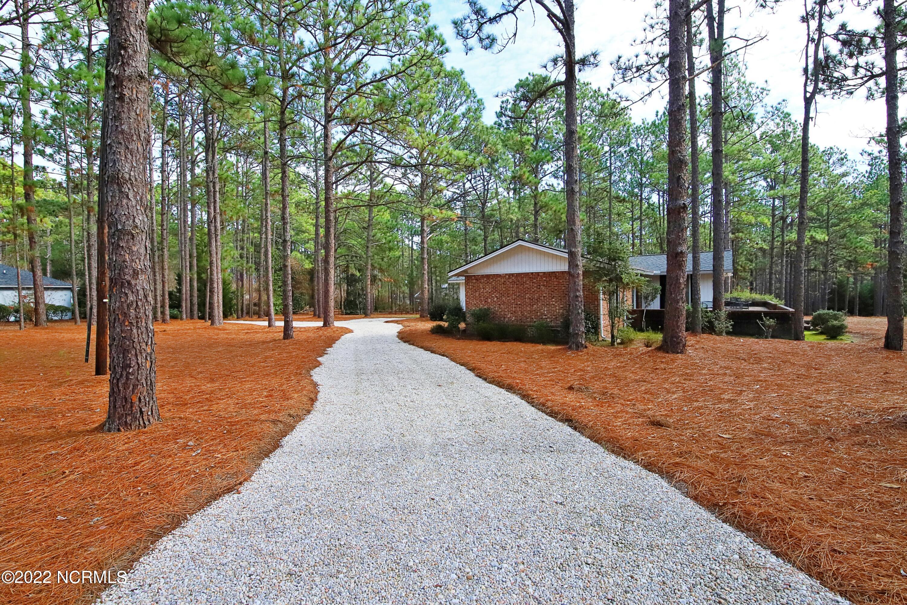 40 Bel Air Drive Pinehurst, NC 28374 - Photo 5 of 28 Driveway
