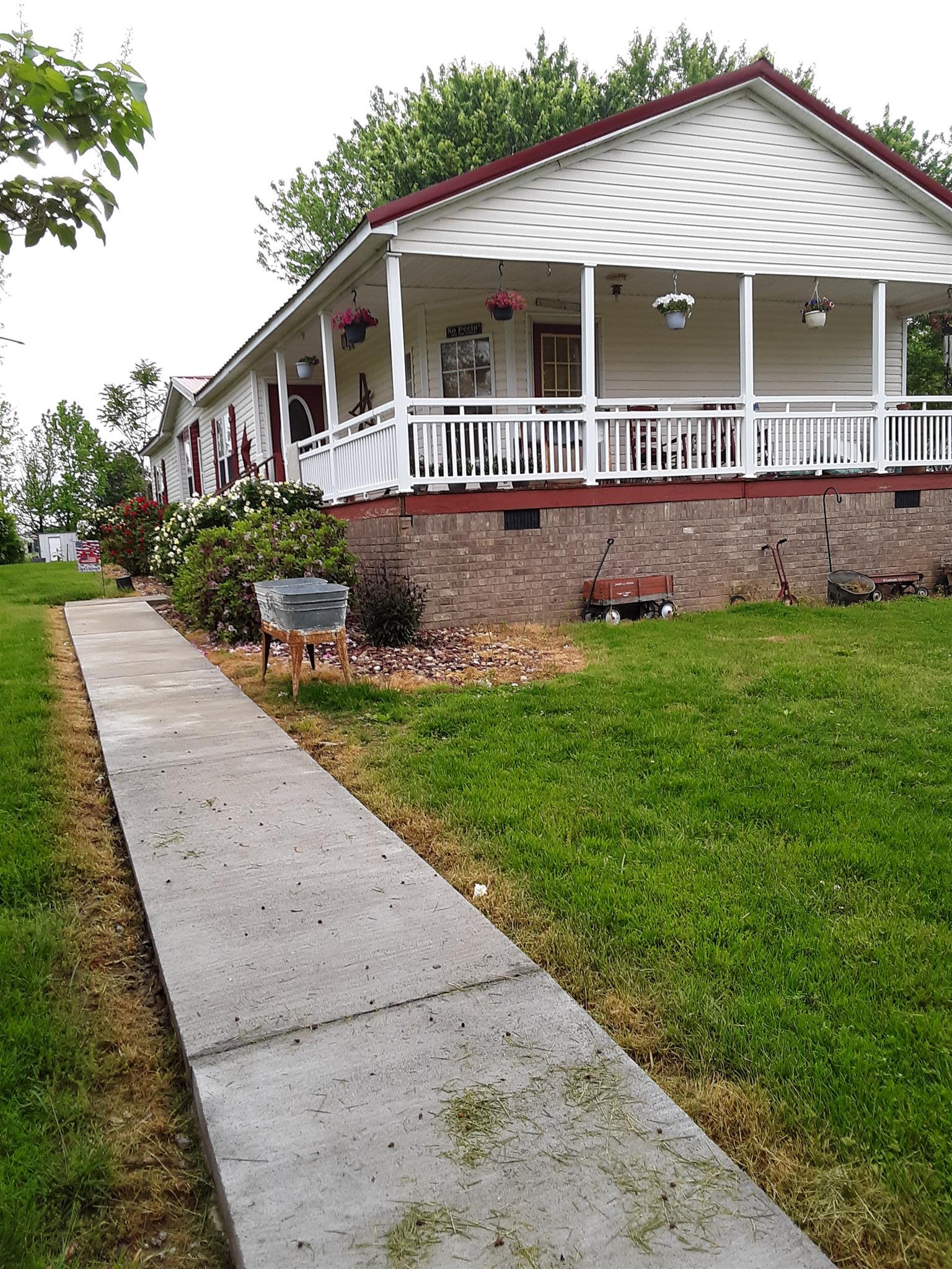 289 Ray Jent Road Bethpage, TN 37022 - Photo 4 of 19 a front view of a house with yard
