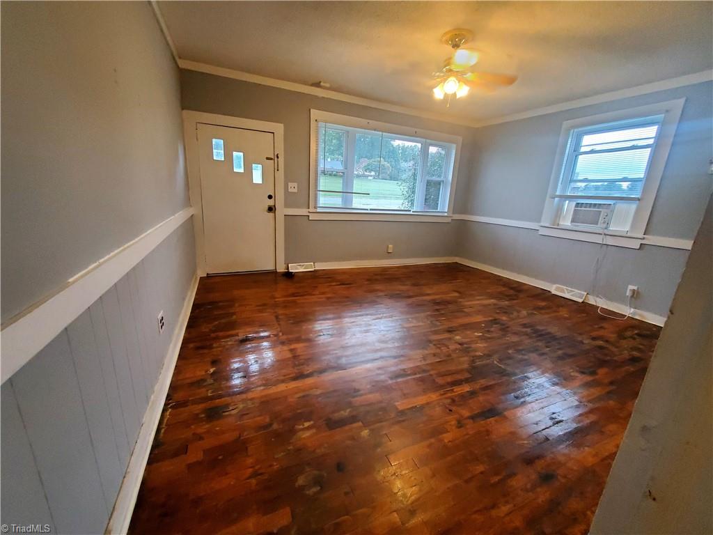 943 Haystack Road Mount Airy, NC 27030 - Photo 3 of 23 Living Room