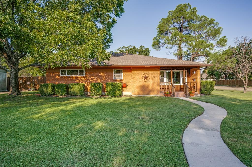 1027 Stanley Street Denton, TX 76201 - Photo 2 of 35 a front view of a house with garden