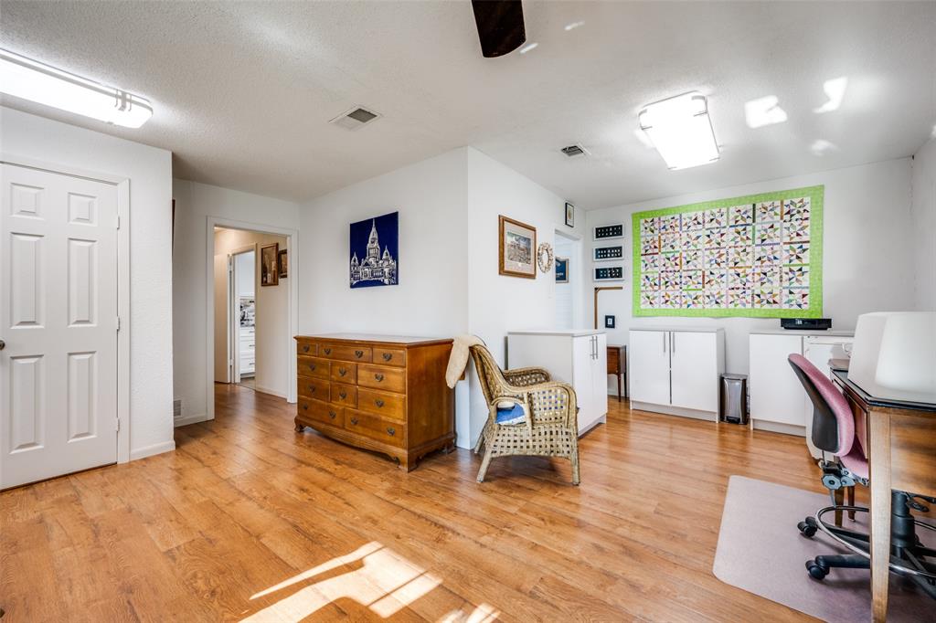 1027 Stanley Street Denton, TX 76201 - Photo 10 of 35 FLEX SPACE IDEAL FOR OFFICE~