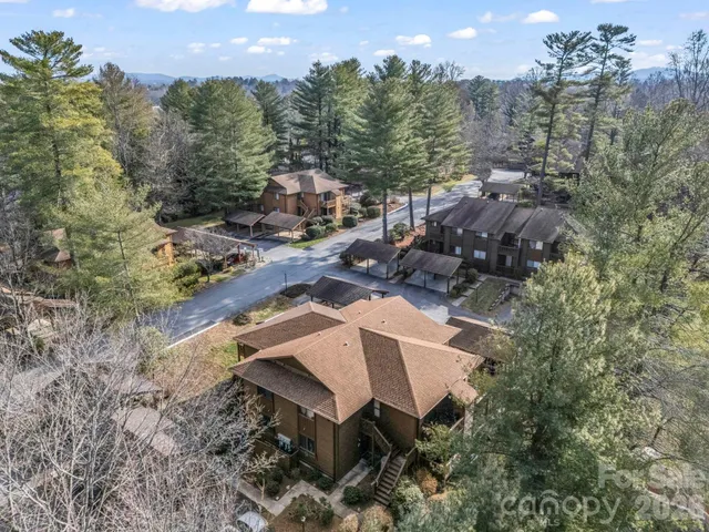 $224,000 | 520 Courtwood Lane, Unit 4, Hendersonville, NC 28739