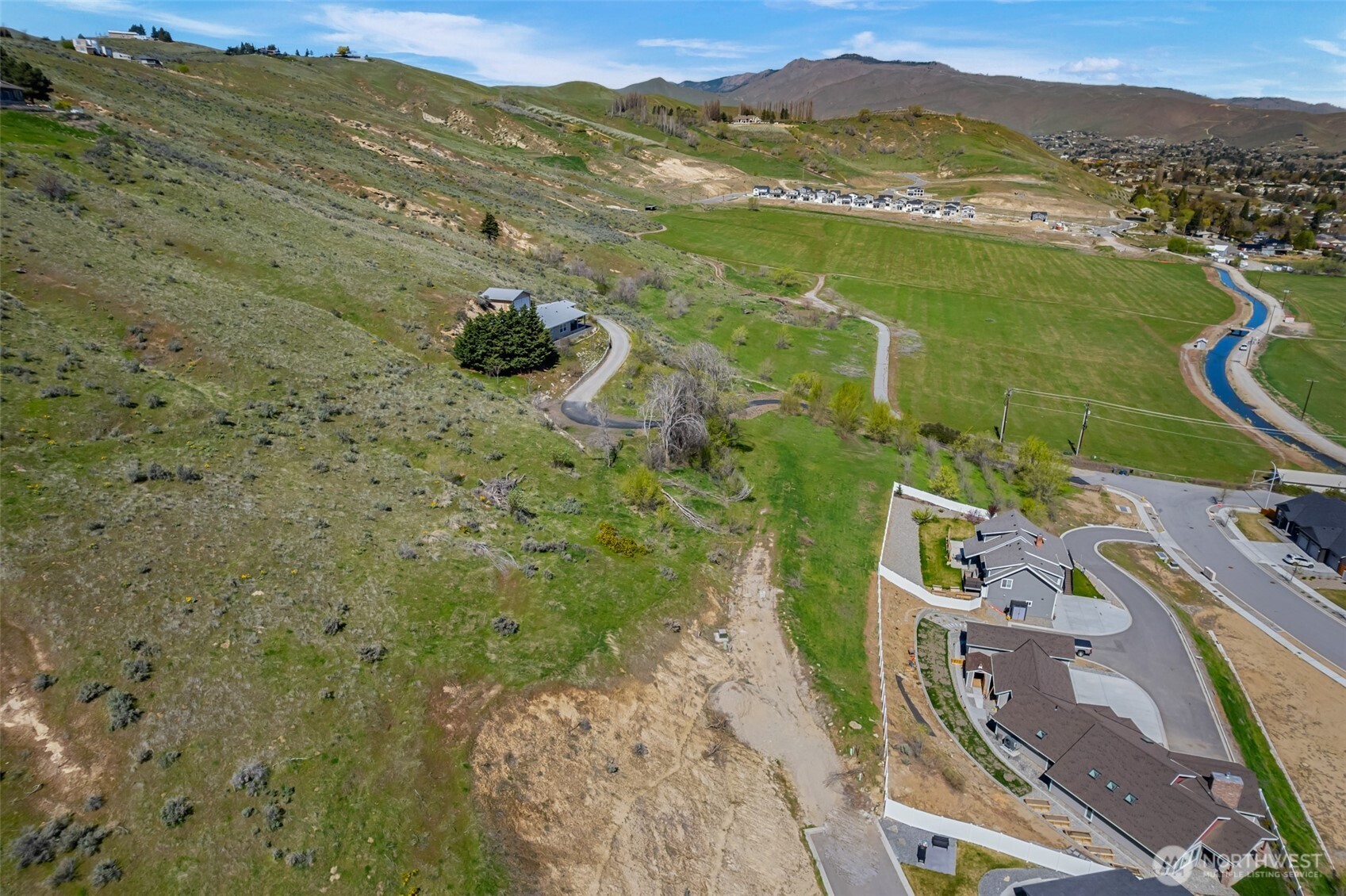 935 Silas Lane Wenatchee, WA 98801 - Photo 11 of 24 a view of a city with ocean view