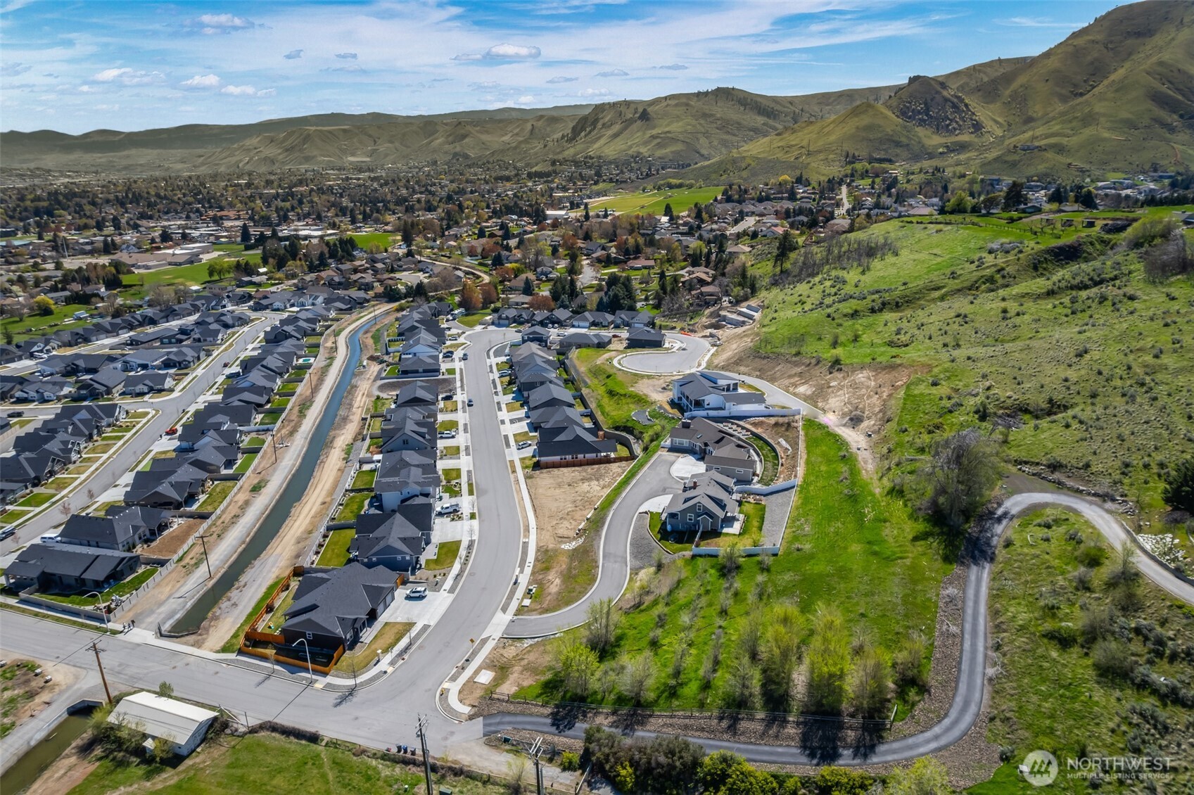 935 Silas Lane Wenatchee, WA 98801 - Photo 13 of 24 an aerial view of residential houses with outdoor space