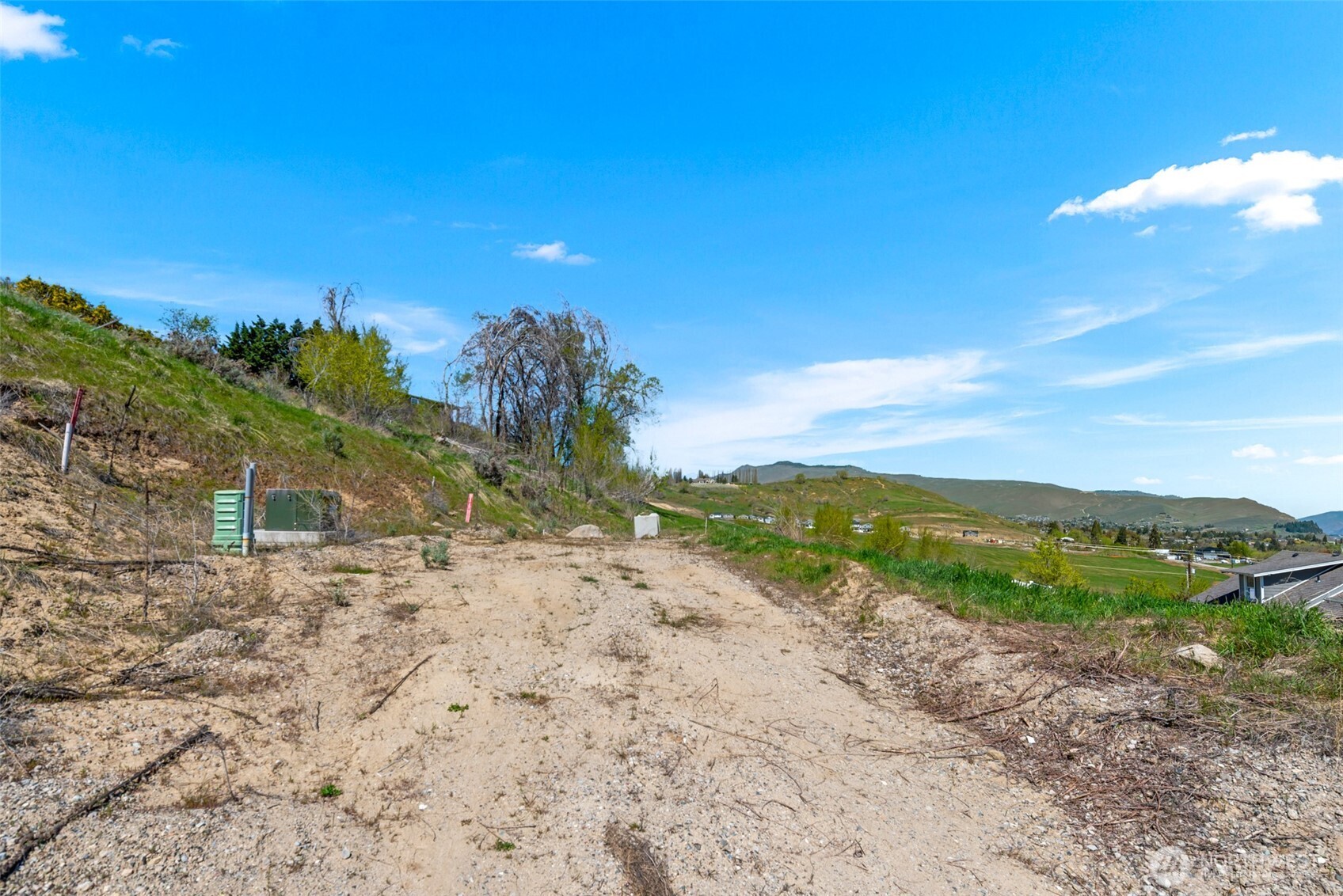 935 Silas Lane Wenatchee, WA 98801 - Photo 20 of 24 a view of a beach with a yard