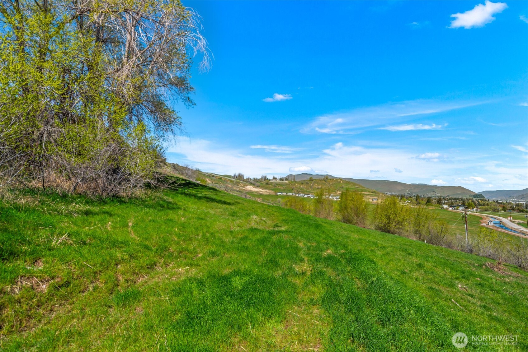 935 Silas Lane Wenatchee, WA 98801 - Photo 21 of 24 a view of an ocean and a yard
