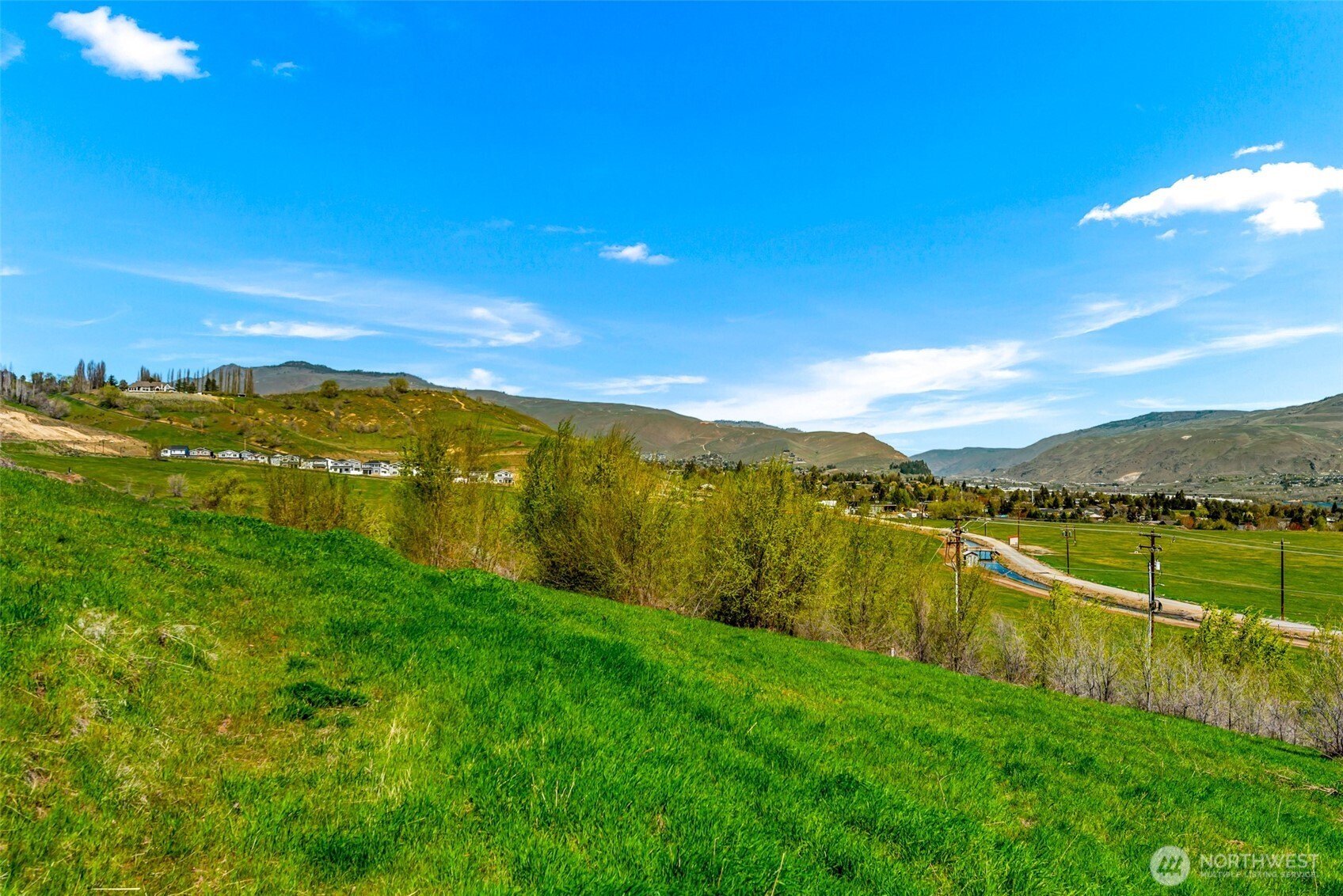 935 Silas Lane Wenatchee, WA 98801 - Photo 22 of 24 a view of an ocean and a mountain