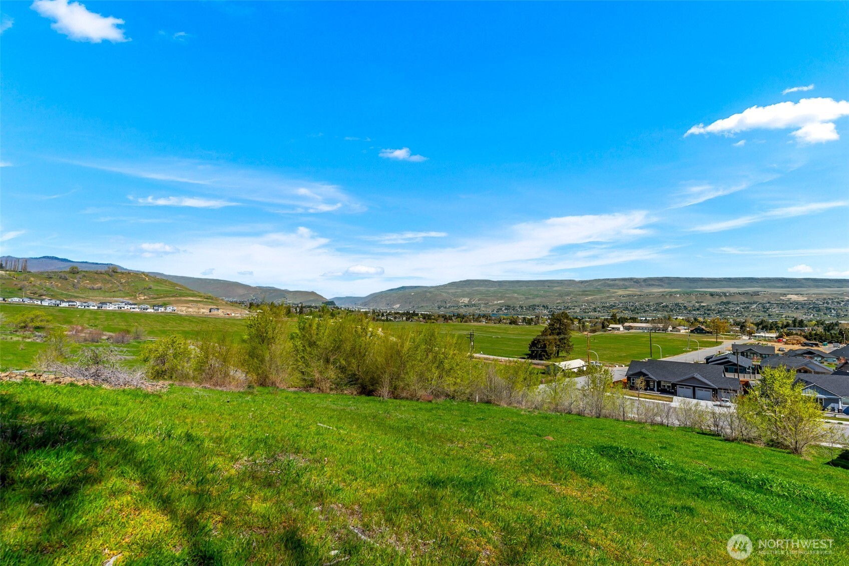 935 Silas Lane Wenatchee, WA 98801 - Photo 3 of 24 a view of lake with mountain