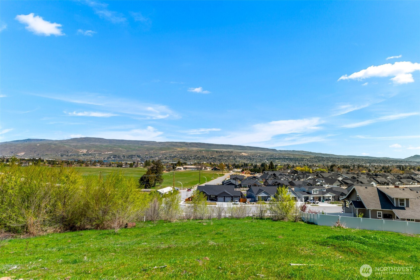 935 Silas Lane Wenatchee, WA 98801 - Photo 4 of 24 a view of a city