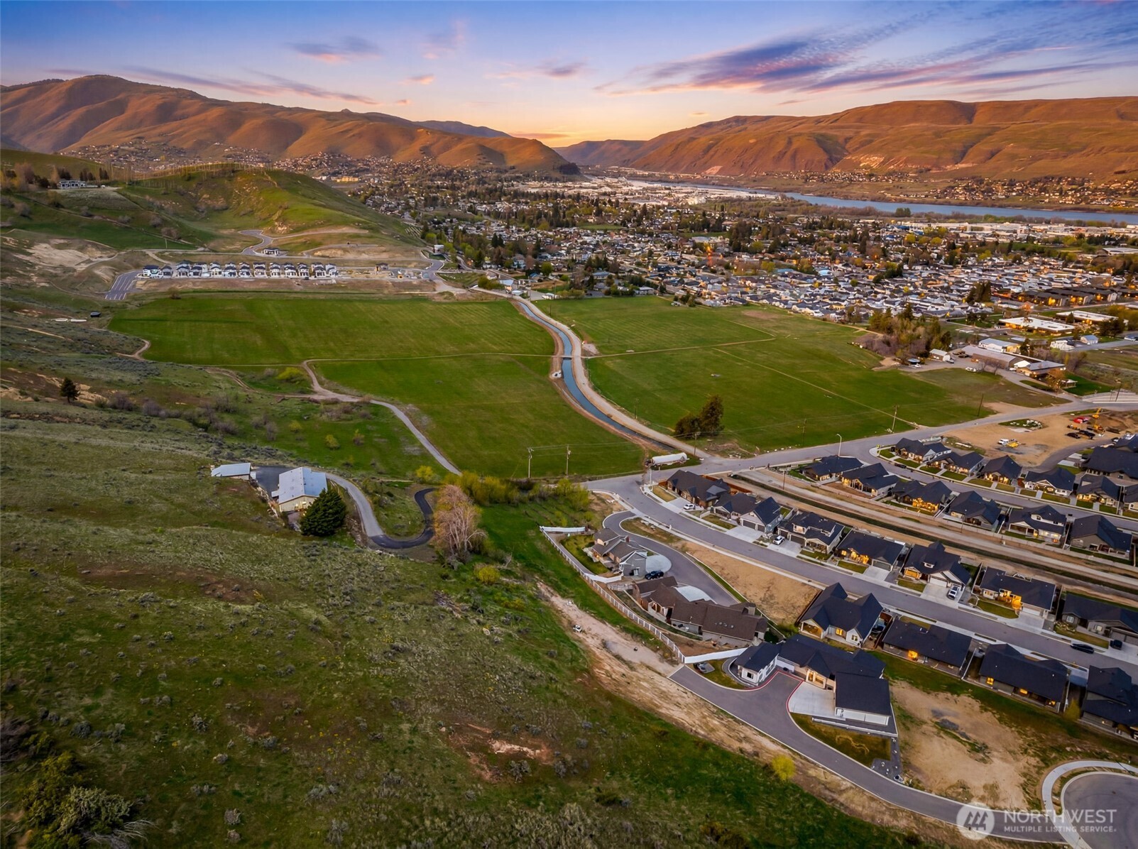 935 Silas Lane Wenatchee, WA 98801 - Photo 6 of 24 a view of a city
