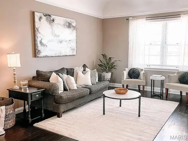 $1,800 | 925 South Hanley Road, Unit F, St. Louis, MO 63105