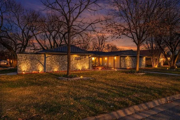 a view of yard with tree