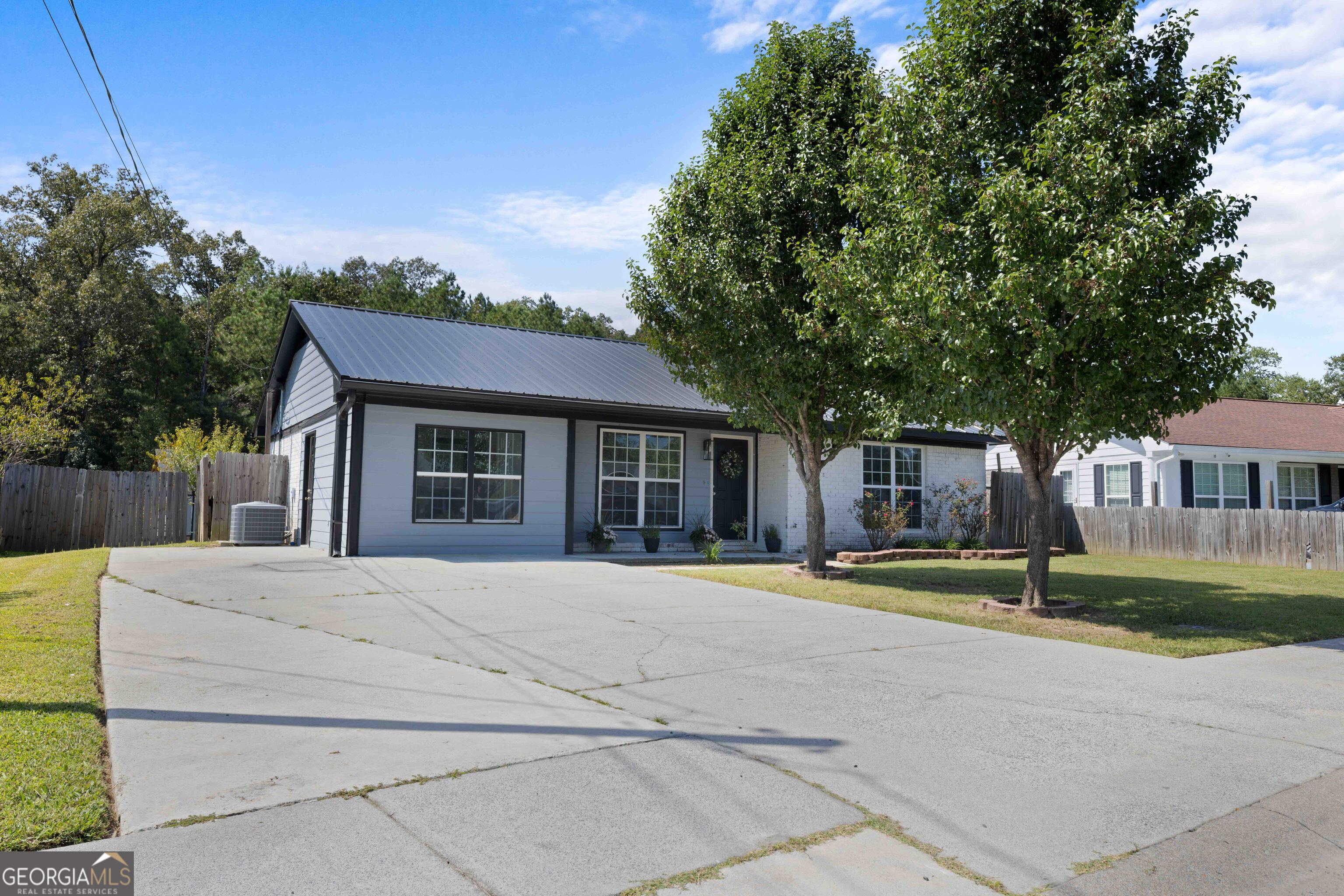 33 Northwest Hunters Glenn Road Rome, GA 30165 - Photo 35 of 43 a front view of a house with a yard