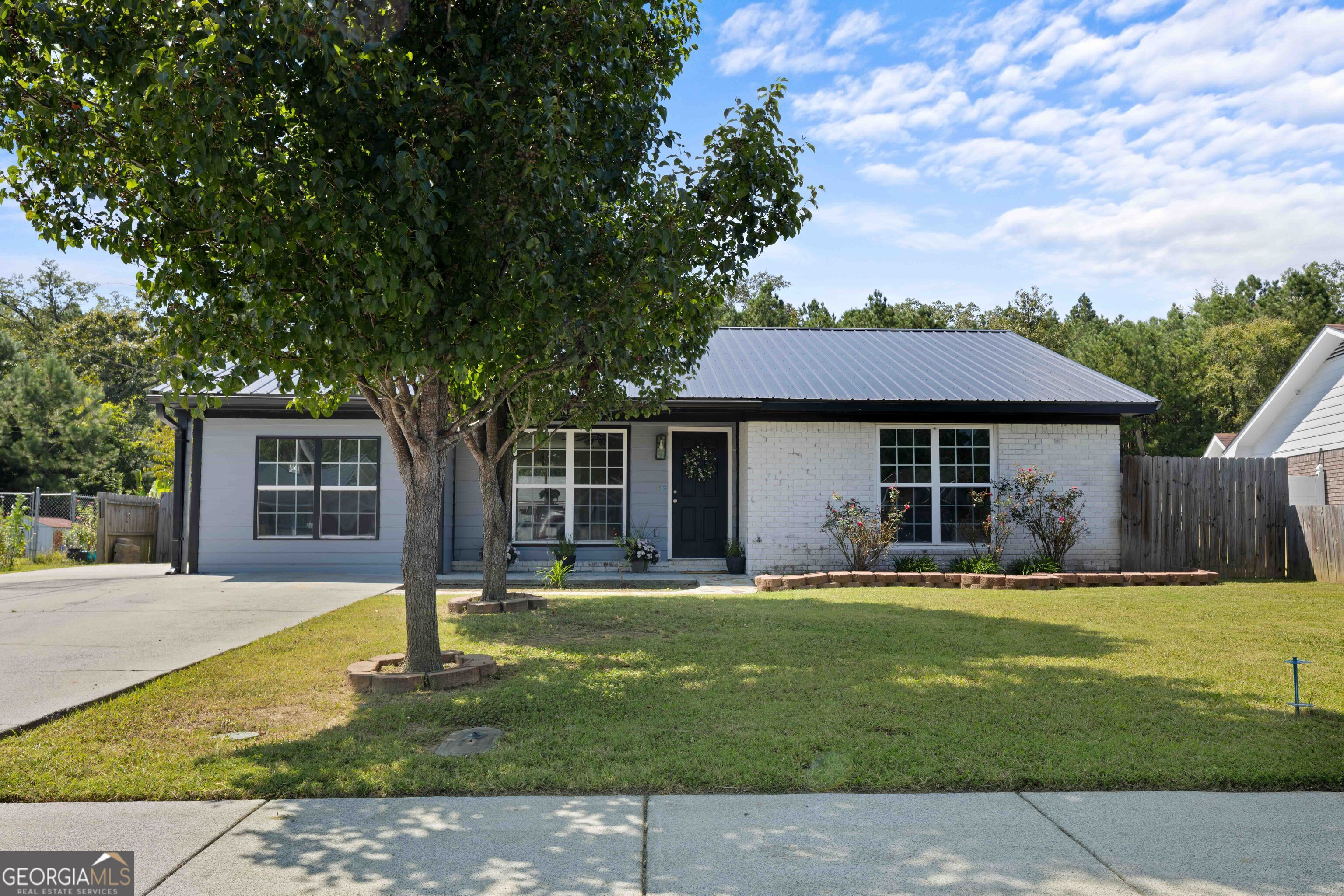 33 Northwest Hunters Glenn Road Rome, GA 30165 - Photo 36 of 43 a front view of a house with a garden