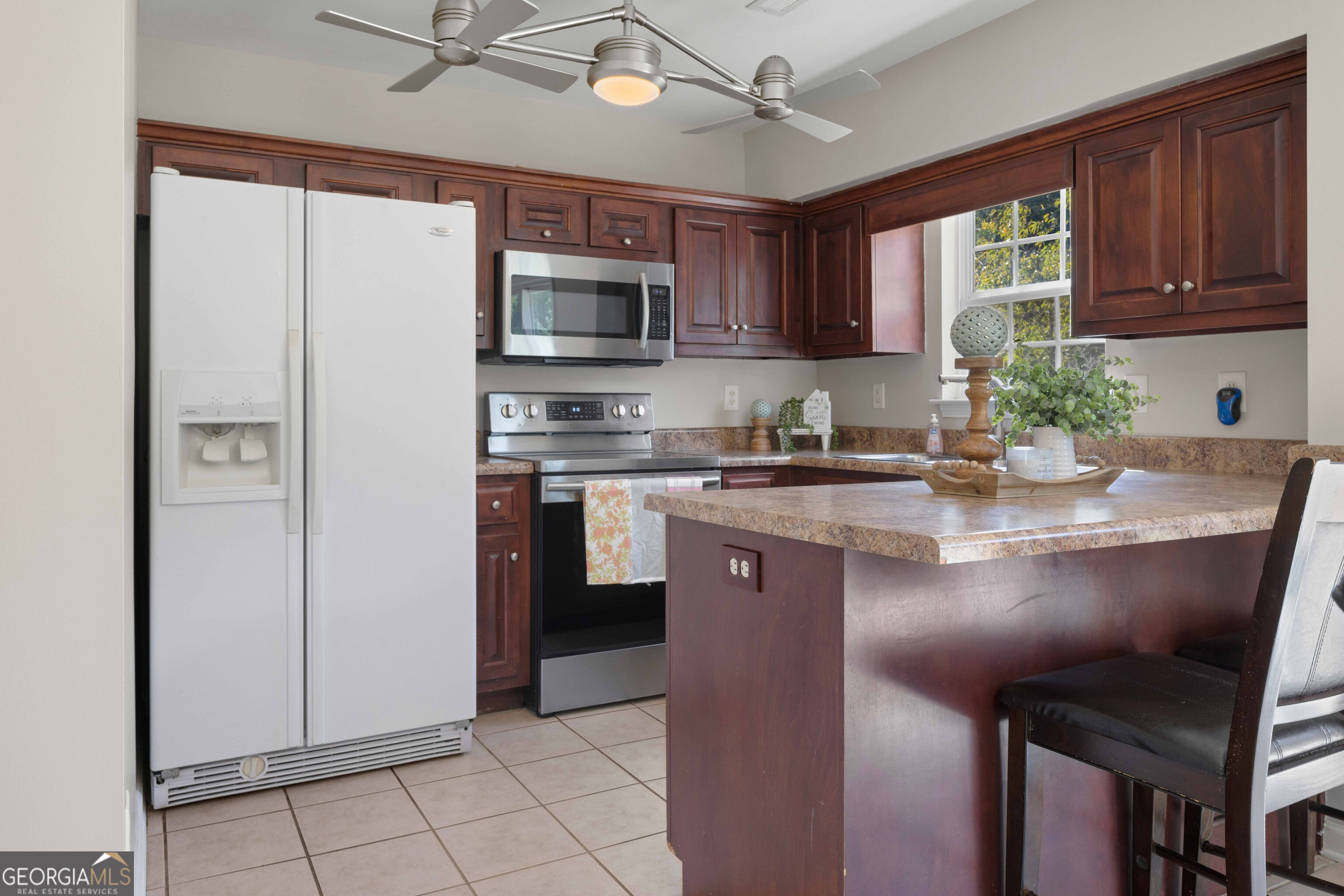 33 Northwest Hunters Glenn Road Rome, GA 30165 - Photo 4 of 43 a kitchen with stainless steel appliances granite countertop a stove top oven a sink dishwasher a dining table and chairs with wooden floor