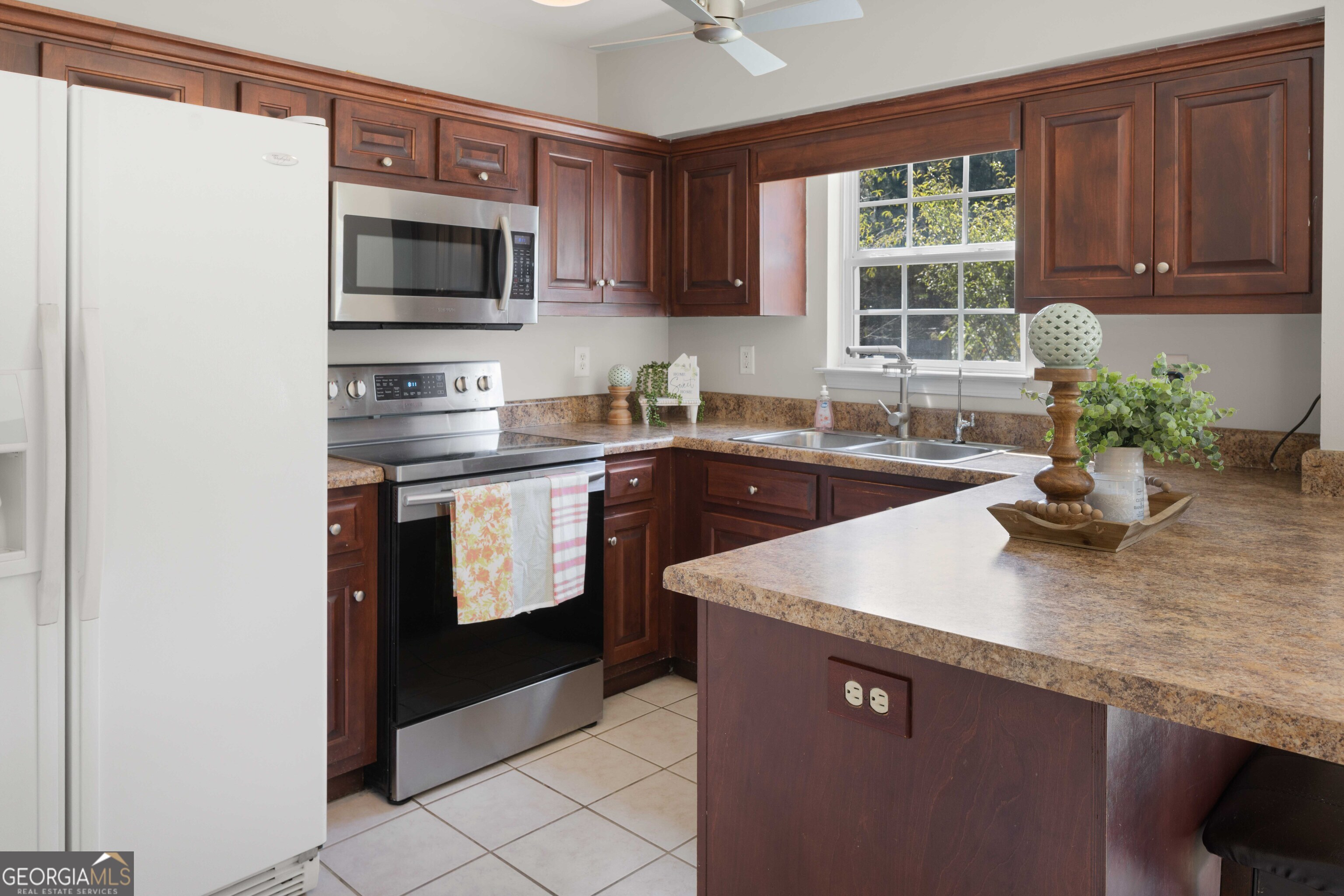 33 Northwest Hunters Glenn Road Rome, GA 30165 - Photo 5 of 43 a kitchen with stainless steel appliances granite countertop a sink stove and microwave