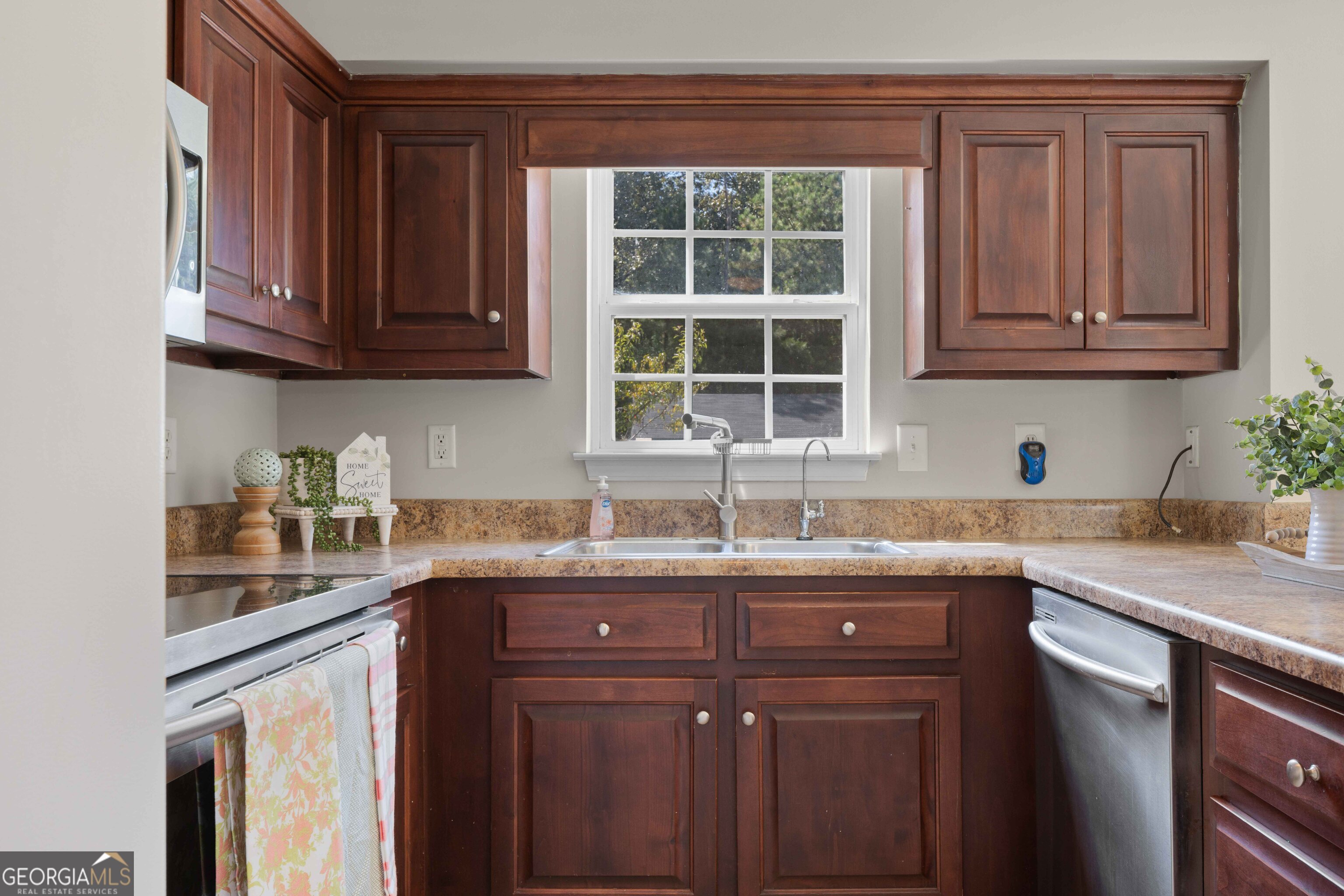 33 Northwest Hunters Glenn Road Rome, GA 30165 - Photo 6 of 43 a kitchen with stainless steel appliances granite countertop a sink stove and cabinets