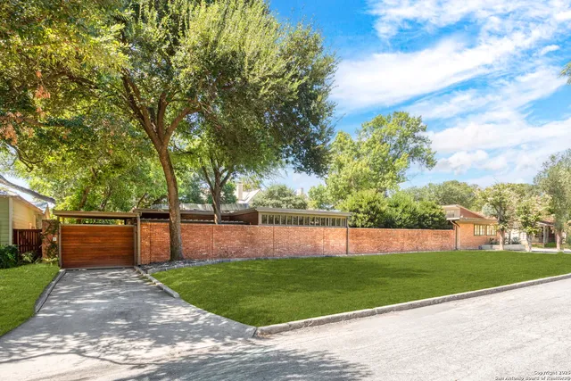 a view of yard with green space