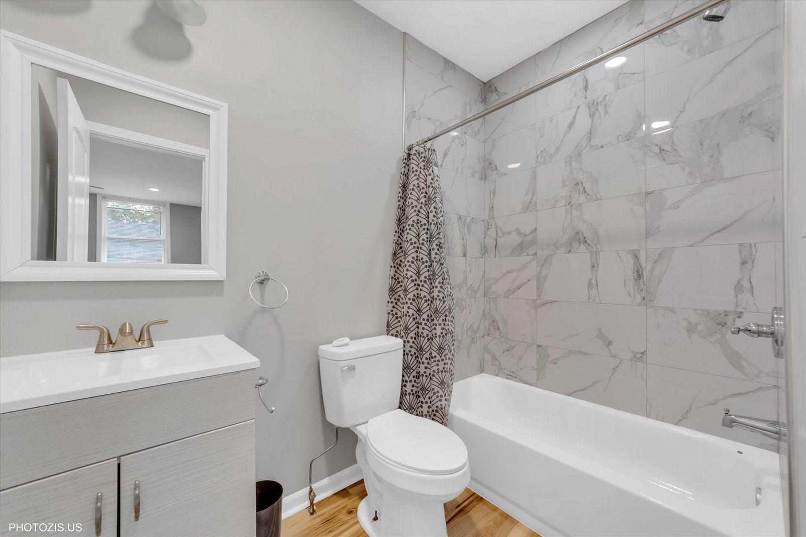 8404 South Exchange Avenue Chicago, IL 60617 - Photo 22 of 48 a bathroom with a sink toilet and bathtub