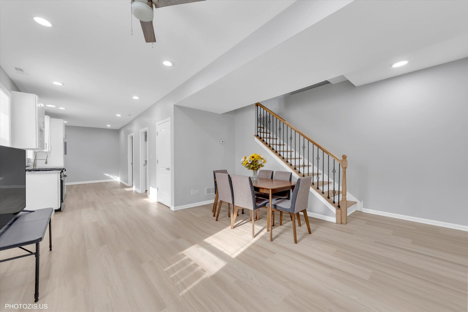 8404 South Exchange Avenue Chicago, IL 60617 - Photo 31 of 48 a view of a hallway with seating area