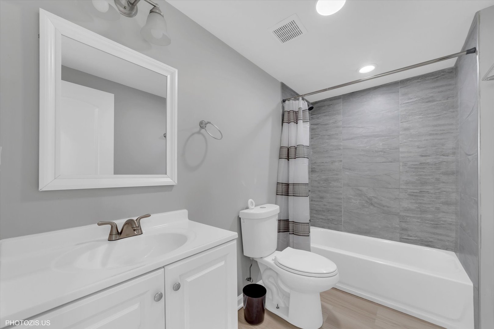 8404 South Exchange Avenue Chicago, IL 60617 - Photo 38 of 48 a bathroom with a sink a toilet and a bathtub