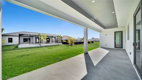 a view of a house with yard