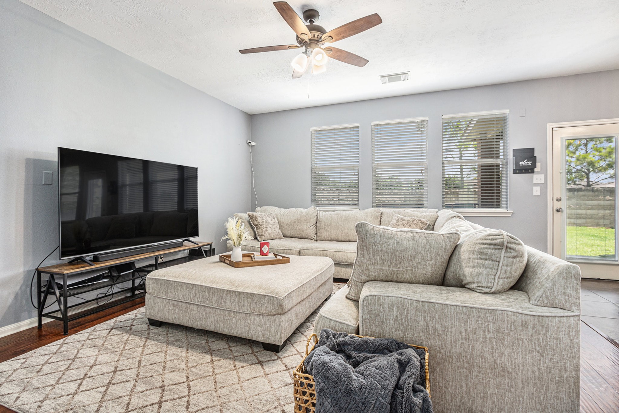 9719 Opal Rock Drive Rosharon, TX 77583 - Photo 6 of 33 Living/family room with lots of natural light