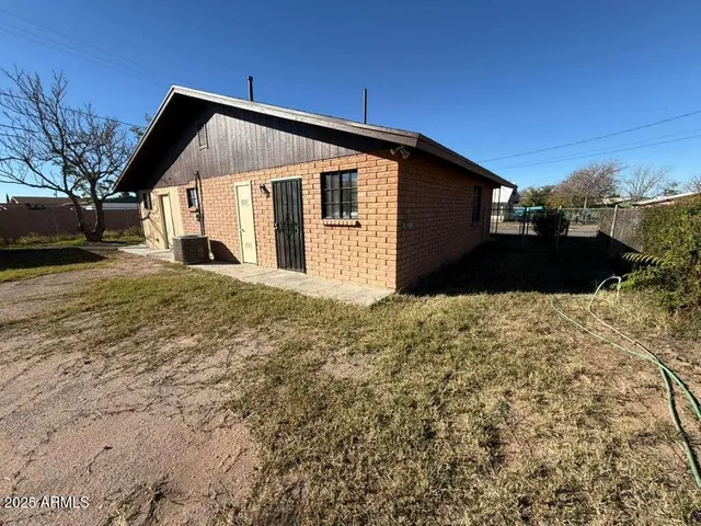a view of a yard in front of house